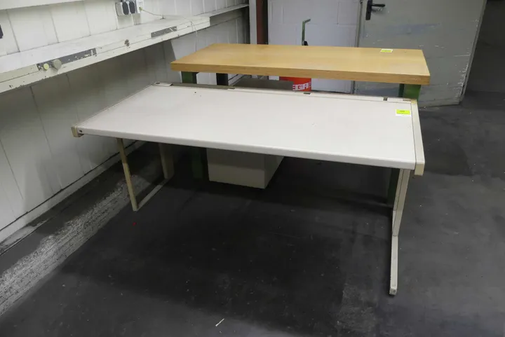 Arbeitstisch Maße in cm ca. 160 x 80 x 72